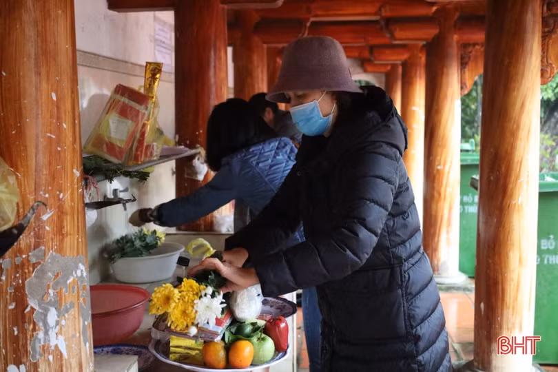 Nhiều người dân du xuân đầu năm