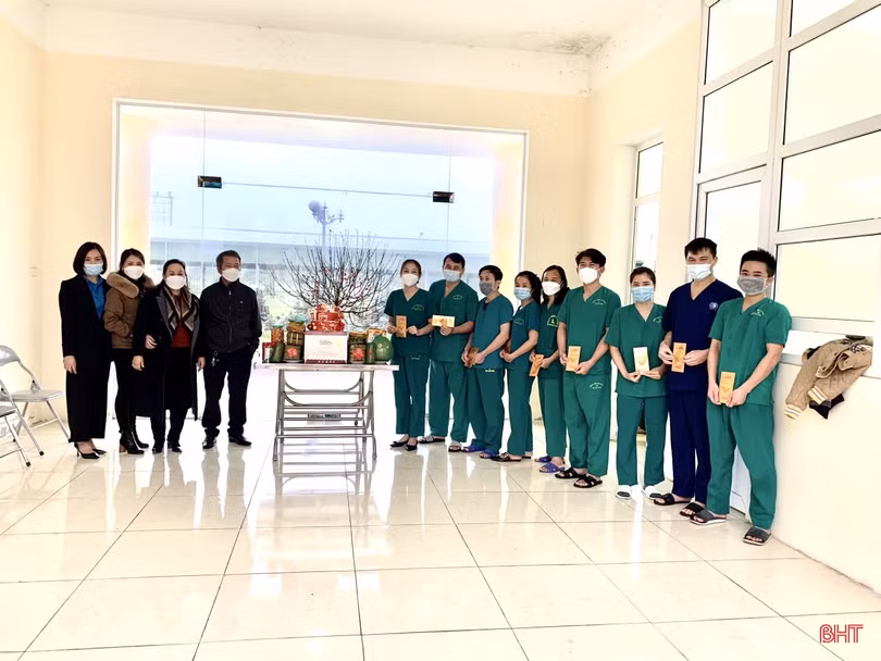 Ấm áp ngày tết tại các bệnh viện, cơ sở điều trị F0 ở Hà Tĩnh