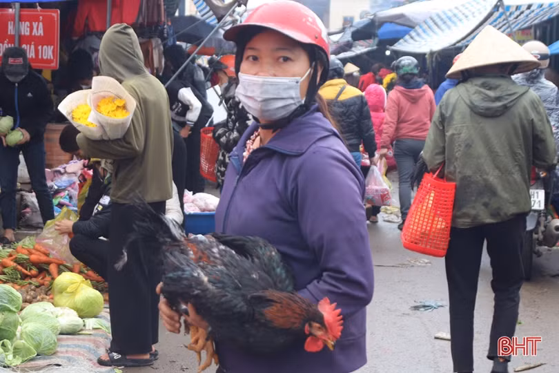 Người dân Hà Tĩnh đi chợ quê ngày tết không quên phòng dịch
