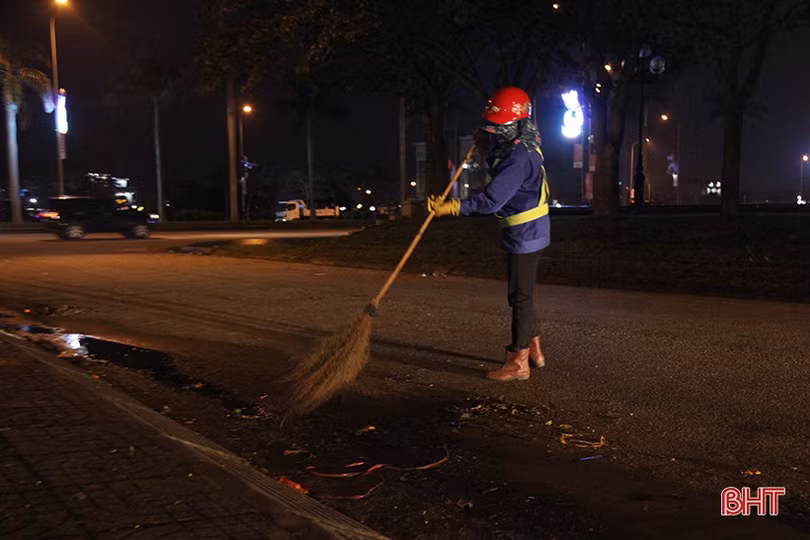 Những người thầm lặng giữ sạch đường phố đêm giao thừa ở Hà Tĩnh
