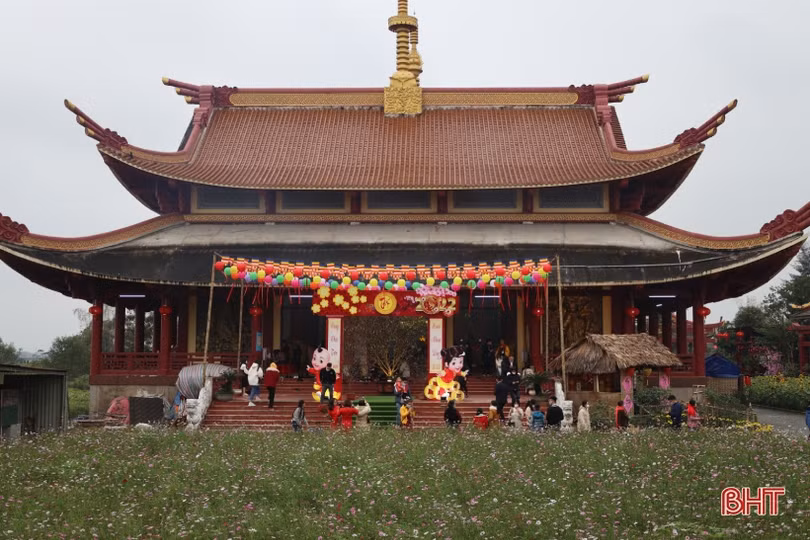 Nhiều người dân du xuân đầu năm