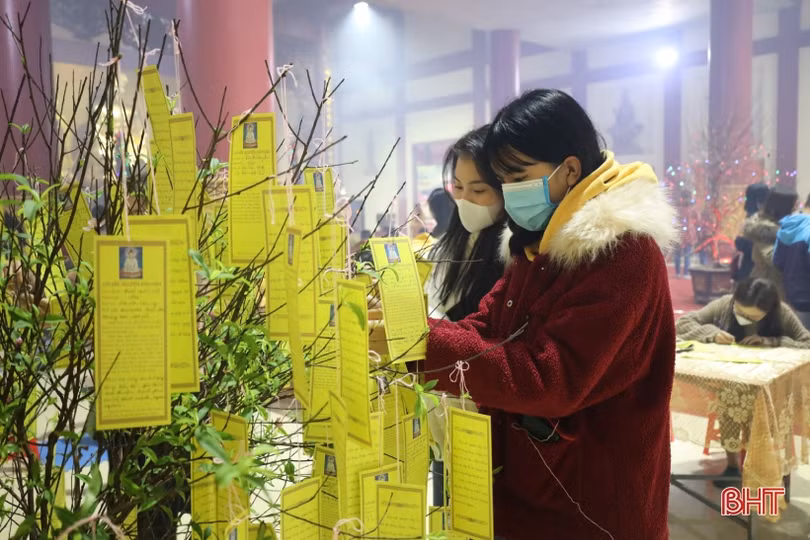 Nhiều người dân du xuân đầu năm