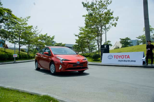 toyota ruc rich dua xe xanh sieu tiet kiem xang prius ve viet nam