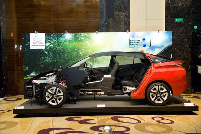 toyota ruc rich dua xe xanh sieu tiet kiem xang prius ve viet nam
