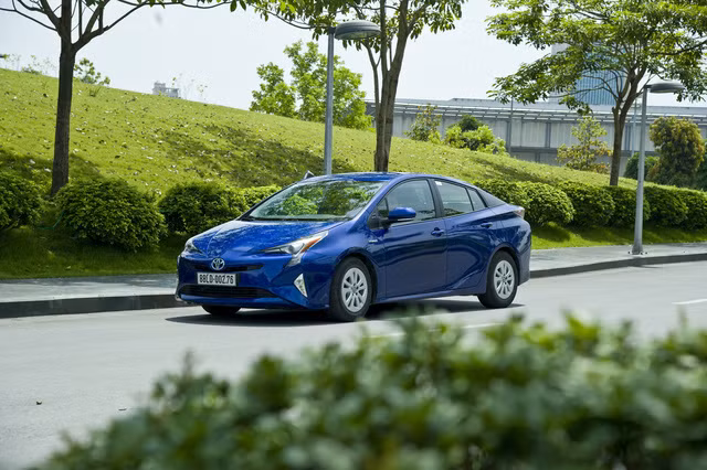 toyota ruc rich dua xe xanh sieu tiet kiem xang prius ve viet nam