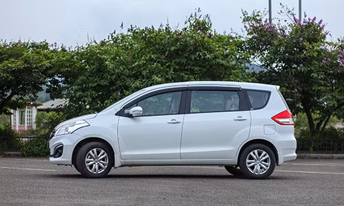 suzuki ertiga xe nhap 7 cho thuc dung cho gia dinh viet