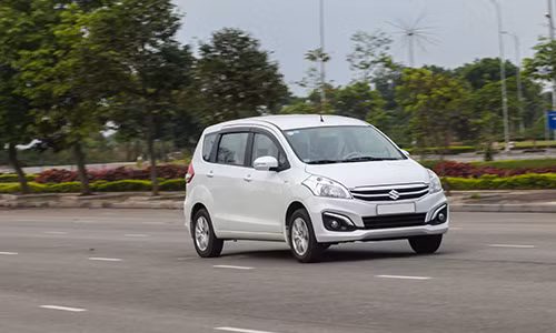 suzuki ertiga xe nhap 7 cho thuc dung cho gia dinh viet