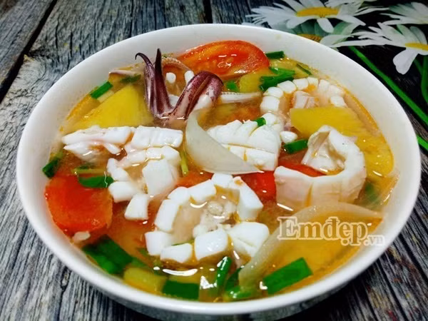 canh muc nau chua mon canh ngon ngay he khong nen bo qua