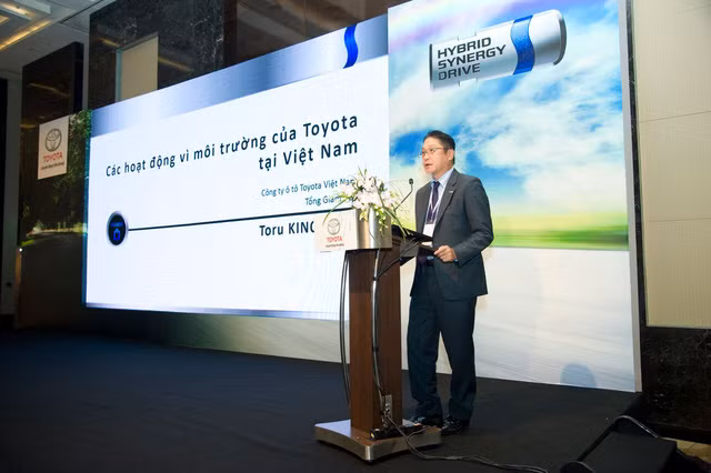 toyota ruc rich dua xe xanh sieu tiet kiem xang prius ve viet nam