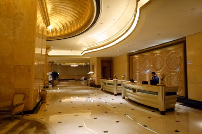 choang ngop voi khach san 7 sao sieu sang nhu cung dien o abu dhabi