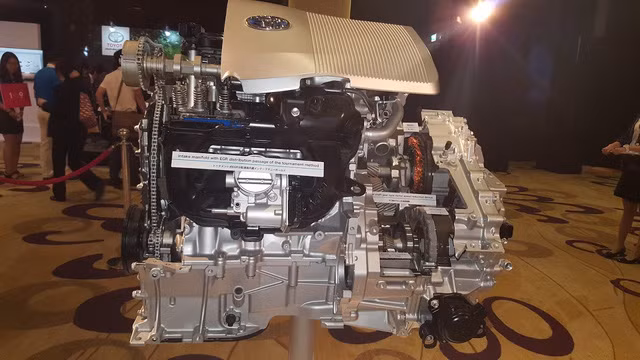 toyota ruc rich dua xe xanh sieu tiet kiem xang prius ve viet nam