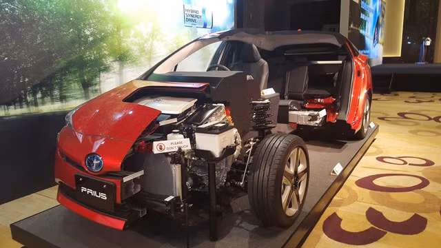 toyota ruc rich dua xe xanh sieu tiet kiem xang prius ve viet nam