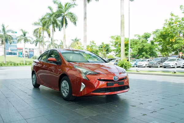 toyota ruc rich dua xe xanh sieu tiet kiem xang prius ve viet nam