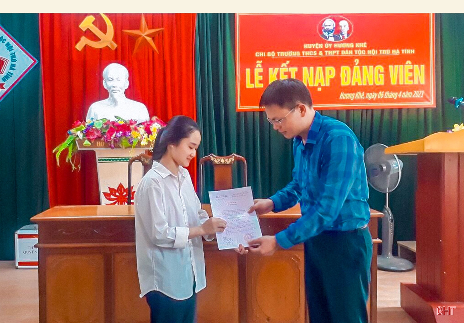 Lý tưởng và khát vọng cống hiến dưới ngọn cờ của Đảng (Bài 1): Nữ sinh dân tộc Mường và niềm vinh dự vào Đảng ở tuổi 19