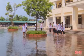 Mương thoát nước nhỏ hẹp, sân trường thường xuyên ngập úng