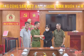 Nhặt được 9 chỉ vàng, bảo vệ chợ chủ động tìm người đánh rơi để trả lại
