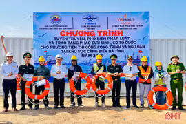 Trao phao cứu sinh, cờ Tổ quốc cho ngư dân Hà Tĩnh