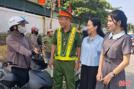 Lập lại trật tự an toàn giao thông trước cổng trường