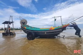 Máy kéo tự chế – “trợ thủ” đắc lực của ngư dân vùng biển Hà Tĩnh