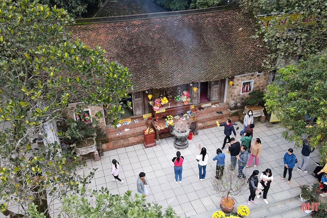 Hương Tích tự tấp nập khách du xuân
