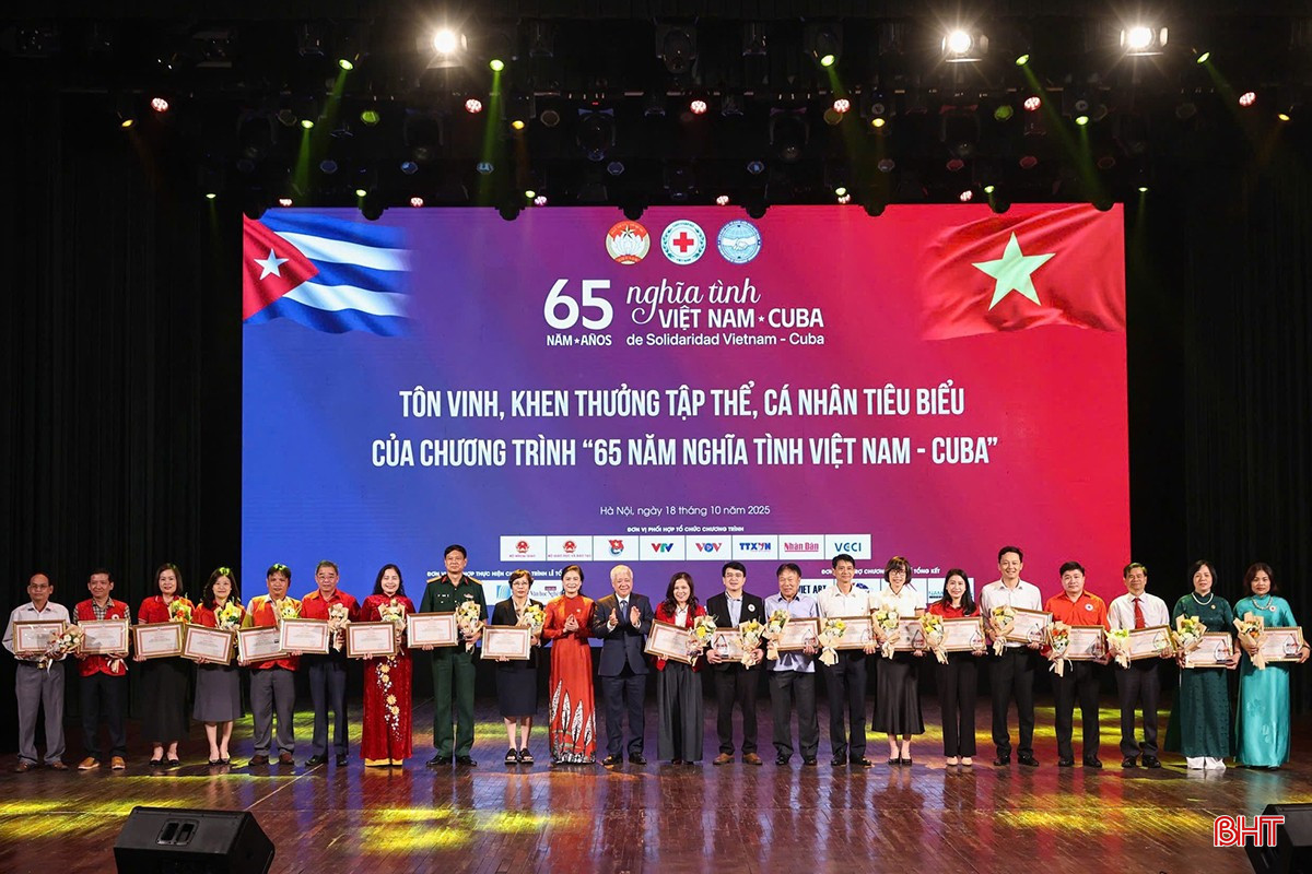 Hội Chữ thập đỏ tỉnh được Trung ương Hội Chữ thập đỏ Việt Nam tặng bằng khen trong phong trào vận động ủng hộ nhân dân Cuba. Trong ảnh: Chủ tịch Hội Chữ thập đỏ tỉnh Lê Thị Mai Hoa (thứ hai từ phải sang) nhận bằng khen tại lễ tổng kết chương trình "65 năm nghĩa tình Việt Nam - Cuba".