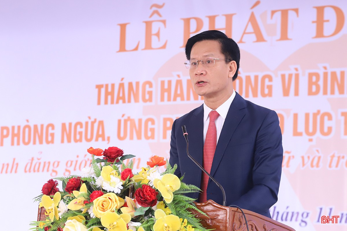 Giám đốc Sở Nội vụ Trịnh Văn Ngọc - Phó Trưởng ban Thường trực Ban Vì sự tiến bộ của phụ nữ tỉnh phát động Tháng Hành động vì bình đẳng giới và phòng ngừa, ứng phó với bạo lực trên cơ sở giới năm 2025.