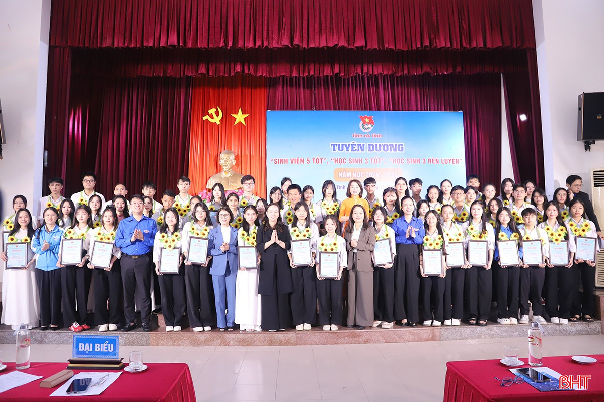 44 học sinh được trao danh hiệu "Học sinh 3 tốt" và 4 em được trao danh hiệu "Học sinh 3 rèn luyện".