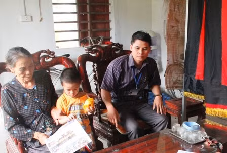 Bà Phạm Thị Hồng (vợ ông Giao) lật tìm kỷ vật của chồng.