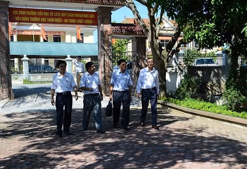 Đoàn công tác kiểm tra cơ sở vật chất tại trường TH Võ Liêm Sơn (Thiên Lộc)