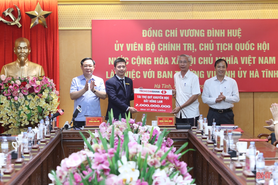 Chủ tịch Quốc hội Vương Đình Huệ làm việc với Ban Thường vụ Tỉnh ủy Hà Tĩnh