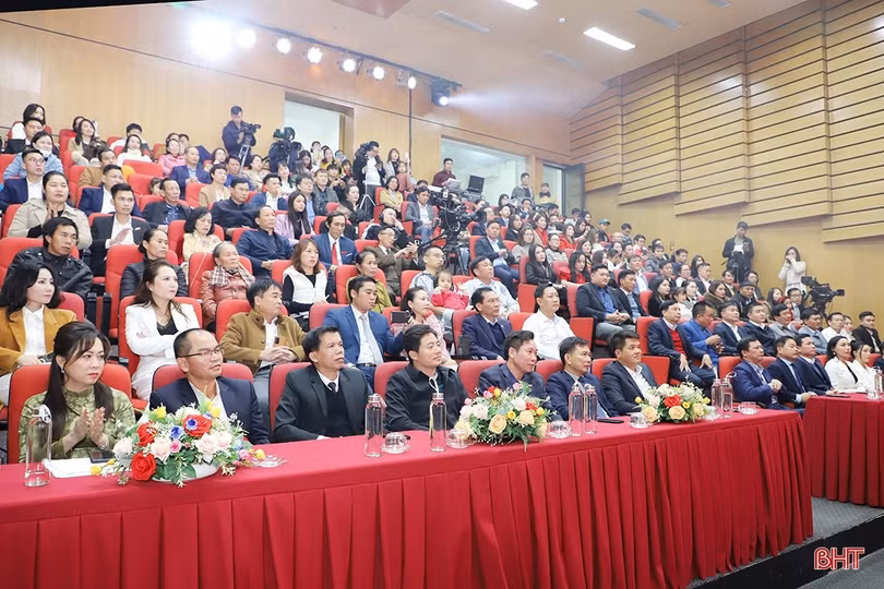 Gala “HTTV - Kết nối vòng tay nhân ái” kêu gọi gần 1,6 tỷ đồng hỗ trợ người nghèo