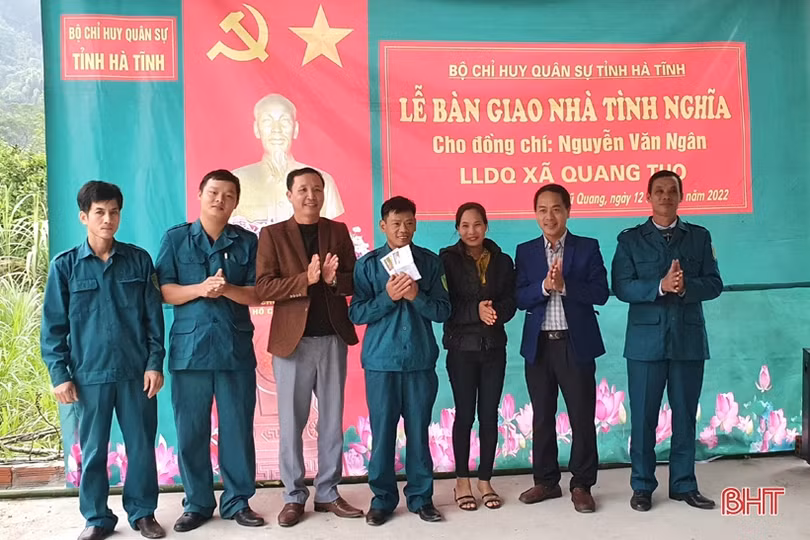 Bàn giao nhà ở cho chiến sỹ dân quân khó khăn