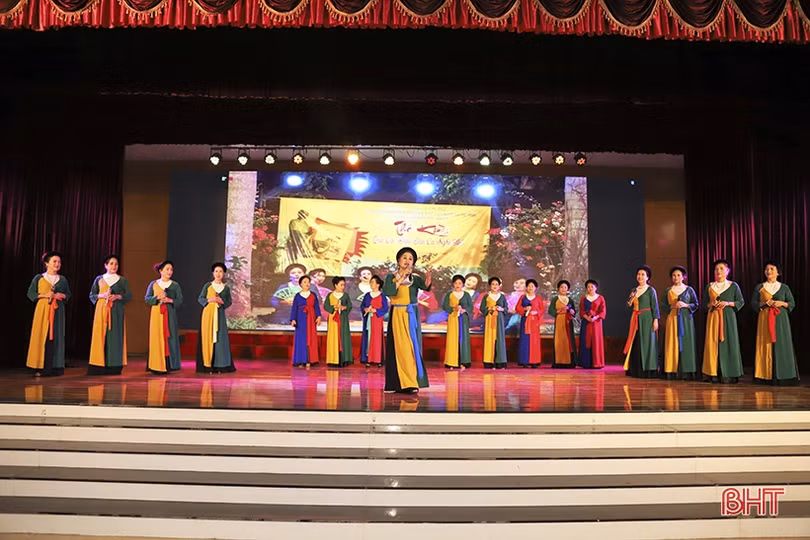 Ra mắt CLB Dân ca - dân vũ Thành Sen và biểu dương các nghệ nhân dân gian