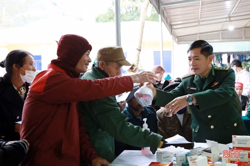 Khám bệnh, cấp thuốc miễn phí cho gần 1.000 lượt người dân biên giới Hà Tĩnh