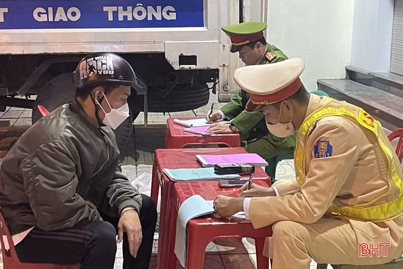 Lập chốt, tuần tra lưu động kiểm tra nồng độ cồn trong đêm tại TP Hà Tĩnh