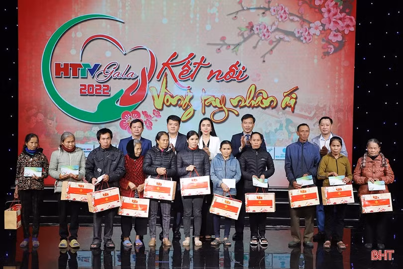 Gala “HTTV - Kết nối vòng tay nhân ái” kêu gọi gần 1,6 tỷ đồng hỗ trợ người nghèo
