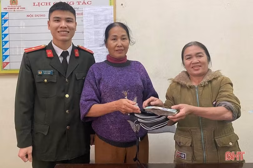 Nhặt được 11 triệu đồng cùng điện thoại, người phụ nữ ở miền núi Hà Tĩnh tìm người trả lại