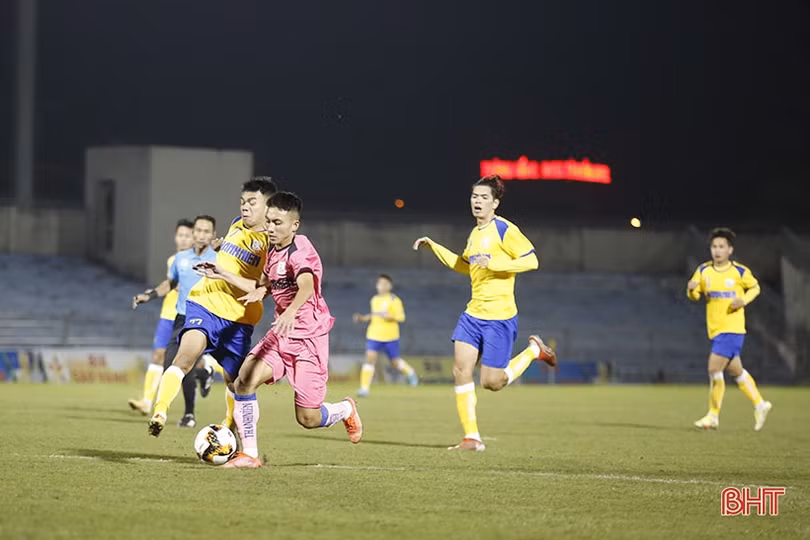 U21 Hồng Lĩnh Hà Tĩnh lội ngược dòng đánh bại U21 Đồng Tháp