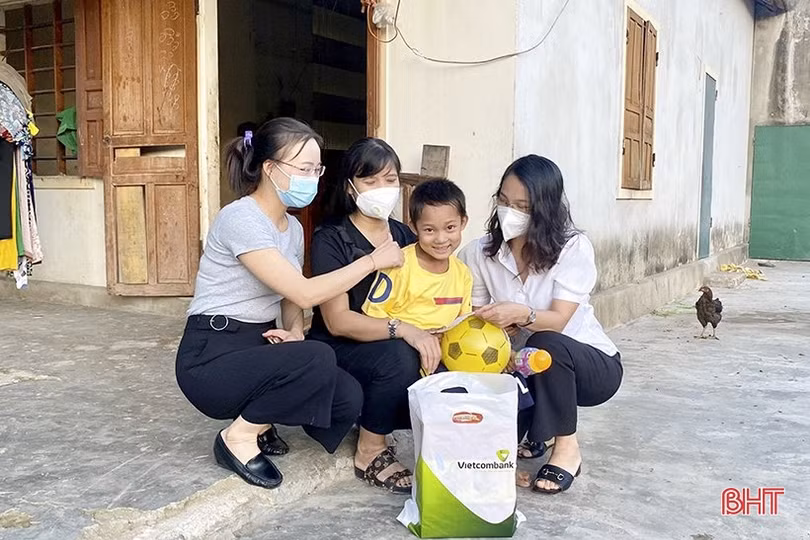 Tiếp tục lan tỏa để nhiều trẻ mồ côi ở Hà Tĩnh có “Mẹ đỡ đầu”
