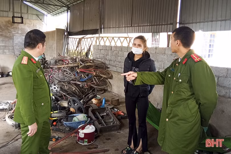 Vận động người dân giao nộp vũ khí - cách làm hay của Công an xã Đức Lạng