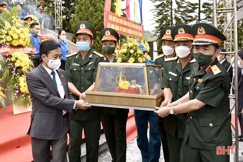 Hành trình tìm kiếm 5 hài cốt liệt sỹ trong hang đá ở nước bạn Lào