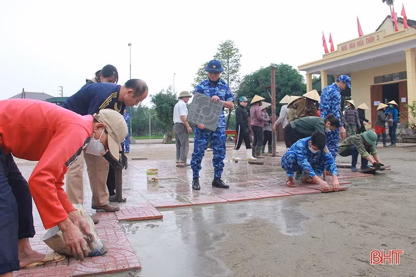 Chỉ huy trưởng Bộ CHQS tỉnh tặng quà gia đình chính sách ở Nghi Xuân