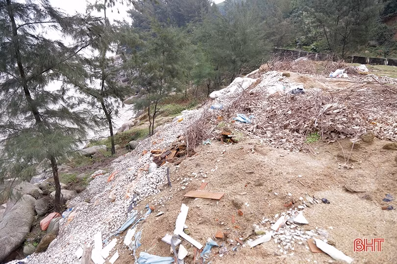 Ngổn ngang vỏ ngao, hến bên tuyến đường dọc bờ biển Cẩm Lĩnh