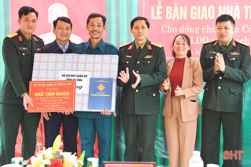 Bàn giao nhà tình nghĩa cho chiến sĩ dân quân cơ động ở Hà Tĩnh