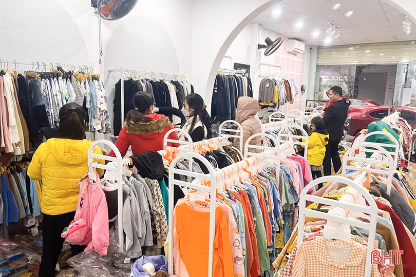 Hà Tĩnh chuyển rét đậm, người dân đổ xô đi mua đồ giữ ấm