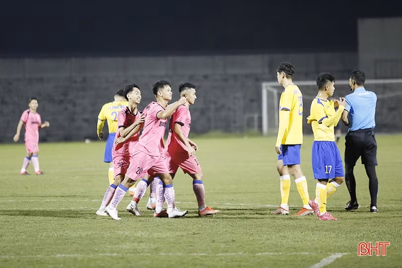 U21 Hồng Lĩnh Hà Tĩnh lội ngược dòng đánh bại U21 Đồng Tháp