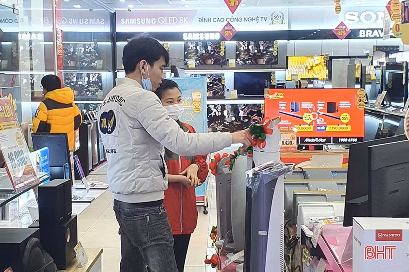 Hà Tĩnh chuyển rét đậm, người dân đổ xô đi mua đồ giữ ấm