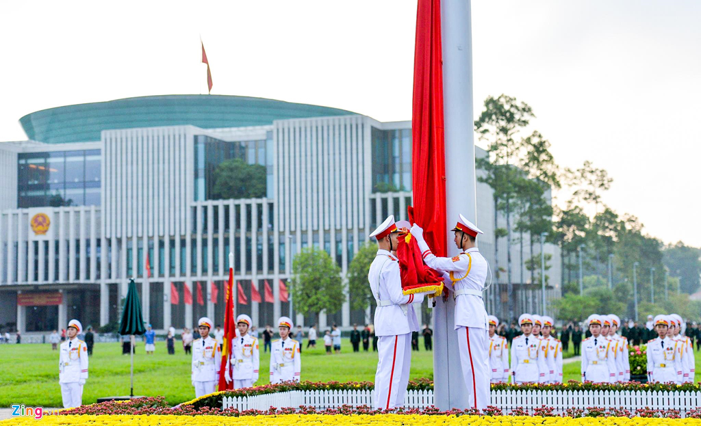 Nghi lễ thượng cờ ở Lăng Chủ tịch Hồ Chí Minh