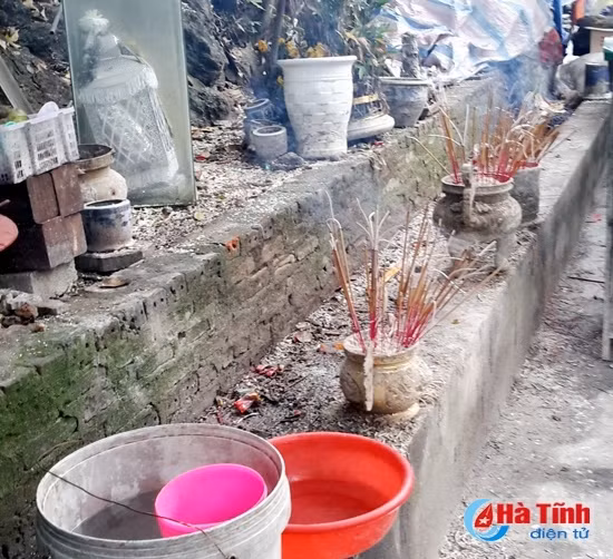Vẫn còn một số hình ảnh chưa đẹp mắt tại đền Củi khi lư hương bố trí tùy tiện, thiếu trang nghiêm và tình trạng đốt vàng mã quá nhiều.