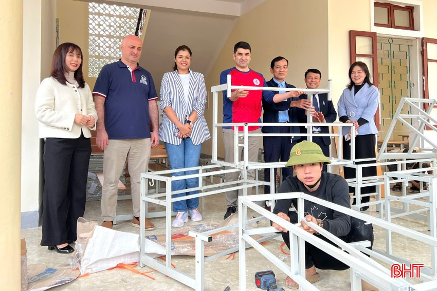 Ngay sau khi được trao tặng, các bộ bàn ghế được nhà trường lắp ráp đưa vào sử dụng.